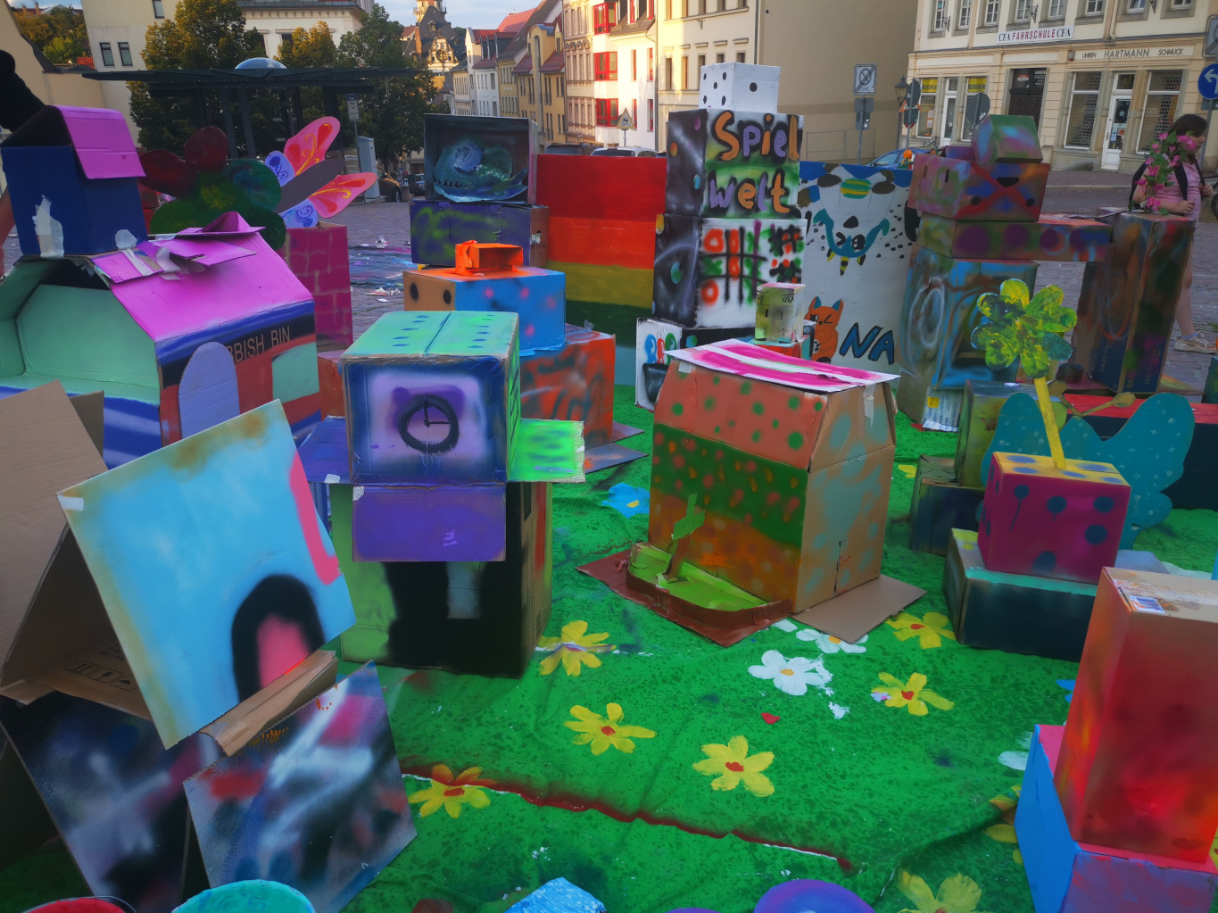 Erstellen einer Kistenstadt anläßlich des Stadtmensch-Festivals zusammen mit der Farbküche Altenburg.